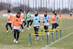 今季初めて専用練習場でトレーニングに取り組む選手たち=聖籠町