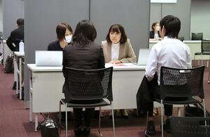 ハローワーク新潟が開催した障害者が対象の就職面接会=新潟市中央区万代島