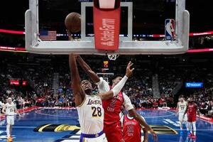 ペリカンズ戦でシュートを放つレーカーズの八村塁(手前左)=14日、ニューオーリンズ(AP=共同)