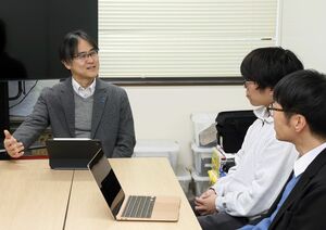 学生たちと拉致問題への思いを語り合う上越教育大の清水雅之教授=上越市