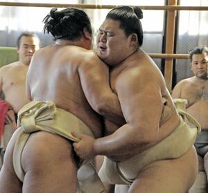 境川部屋へ出稽古し、幕内平戸海（左）と相撲を取る横綱大の里＝東京都足立区