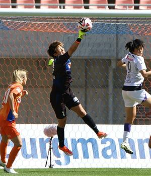 WEリーグの試合でゴールを守るGK平尾知佳。五輪で初の出場を狙う=5月、ビッグスワン