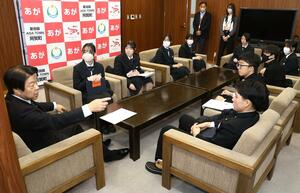 町の課題や解決策について話し合う神田一秋町長(左)と三川中の生徒=阿賀町役場