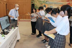 企業の担当者から説明を受ける生徒たち=魚沼市吉田