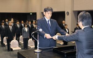 永年勤続や優秀警察職員をたたえた県警の表彰式で、表彰状を受け取る代表者=新潟市中央区新光町