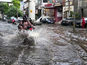 大雨で冠水したインド・ニューデリーの道路=9月3日(共同)