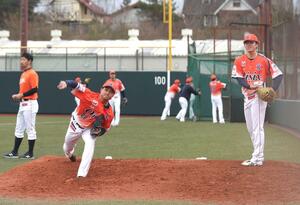 静岡キャンプのブルペンで投げ込む飯田大翔(左)と安城健汰=静岡県伊豆市