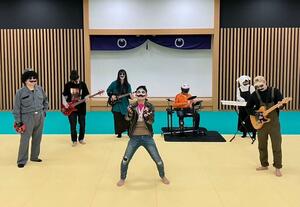 「移住」がテーマの新曲を演奏する「ぷっつんojisan」のメンバー