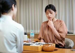 囲碁の第44期女流本因坊戦5番勝負の第2局で星合志保四段(手前)に敗れた藤沢里菜本因坊=7日午後、日本棋院