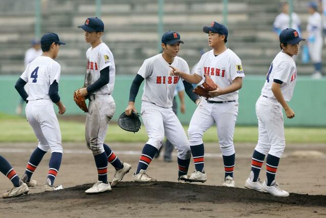 新発田南－新潟西　３回裏ピンチでマウンドに集まる新潟西ナイン＝９月６日、新発田市五十公野公園野球場