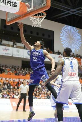 新潟-湘南 第2クオーター、シュートを決めるハント=アオーレ長岡