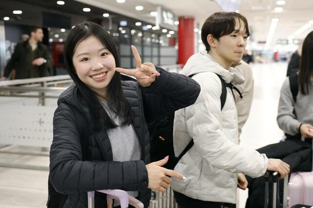 プラハの空港に到着したフィギュアスケート女子の中井亜美。右は男子の鍵山優真＝２３日（共同）