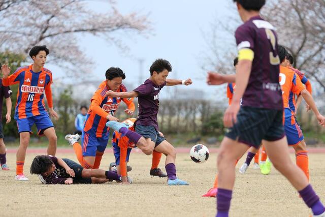 高円宮杯Ｕ－１８プリンスリーグ２０２６北信越１部　第１節・新潟Ｕ－１８－上越高　後半３５分、上越高のＭＦ小和瀬晴音が決めて１－１と追いつく＝４月４日、デンカスワンフィールド