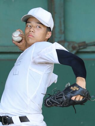 高校野球新潟大会を制した中越が、優勝後初めての練習を行った。ブルペンで調整する石山愛輝＝７月２８日、長岡市