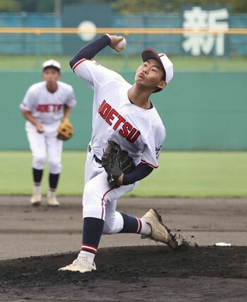 上越－六日町　先発した上越の１年生投手、竹内孝太＝柏崎市佐藤池