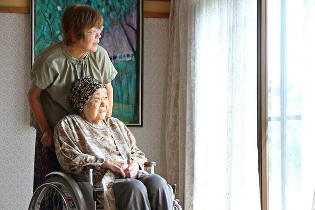 自宅で穏やかに暮らしている丸山嘉恵さんと長女の宮崎由美子さん=2022年9月
