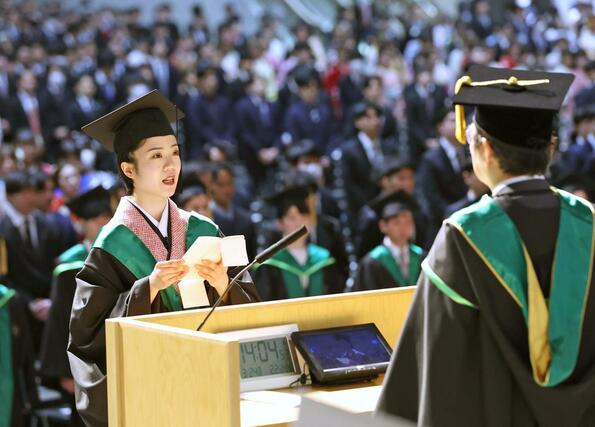 約３０００人が巣立った新潟大の卒業式＝３月２４日、新潟市中央区