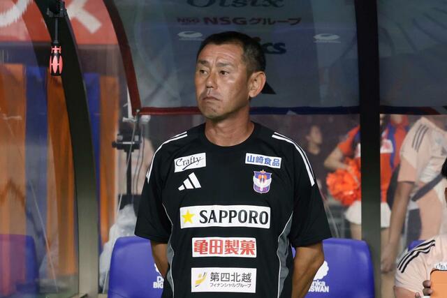 新潟－清水　試合前、集中した表情の入江徹監督＝１３日、デンカビッグスワン