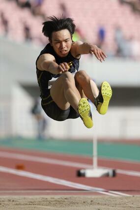 男子走り幅跳び決勝　６回目に７メートル１９を跳び優勝した小澤昊生（新潟産大付）＝２９日、新潟市中央区清五郎のデンカビッグスワン