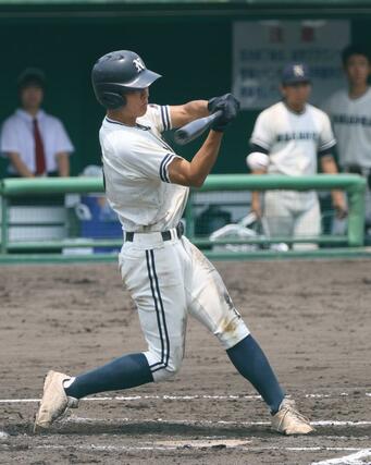 新発田農－長岡　１回裏長岡２死一、二塁、星野壮真が先制の中前適時打を放つ＝長岡市悠久山球場