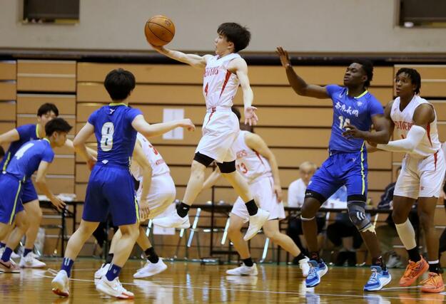 男子バスケ決勝　開志国際－帝京長岡　パスをカットする開志国際の清水脩真＝リージョンプラザ上越