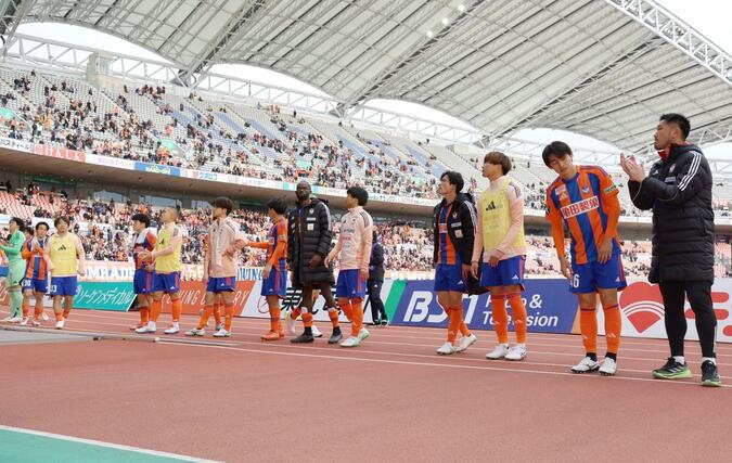 新潟-G大阪 試合後、スタンドにあいさつする新潟の選手=ビッグスワン