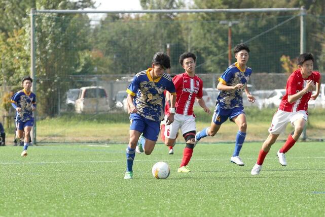 開志学園ＪＳＣ－北越　後半、ドリブルで駆け上がるＦＷ阿部日夏太（開志学園ＪＳＣ）＝１０月２６日、新潟県北蒲原群聖籠町東港５の新潟聖籠スポーツセンター