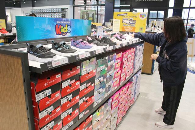 新潟県に初進出したスケッチャーズアウトレットアークガレリア長岡店＝長岡市