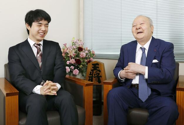 藤井聡太七段（左）と対談する加藤一二三・九段＝２０１８年１１月、東京都渋谷区の将棋会館