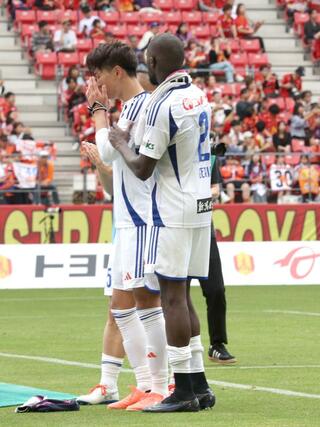 名古屋－新潟　失点に直結するミスを犯し、涙に暮れるＤＦ稲村隼翔（左）をなぐさめるＤＦジェイソン・ゲリア＝３１日、豊田スタジアム