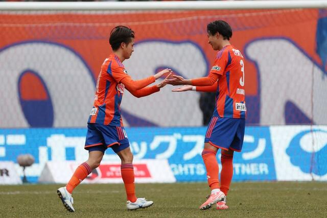 新潟-東京V 前半、MF長谷川元希(左)がミドルシュートを決め、1-1。DF稲村隼翔と喜びを分かち合う=ビッグスワン