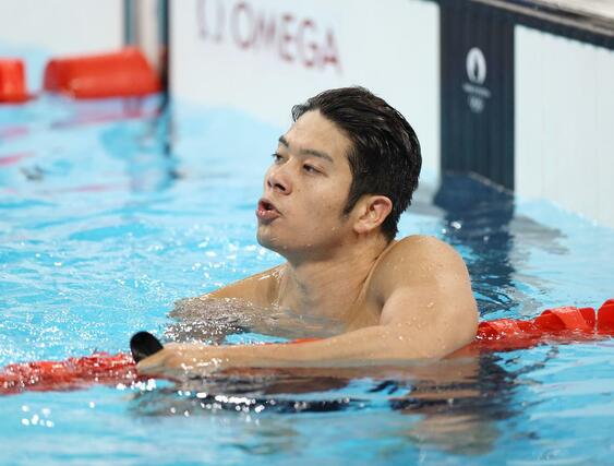 競泳男子100メートルバタフライ予選 レース後、結果を確認する水沼尚輝=8月2日、パリ郊外(本社写真映像部・新井田悠)