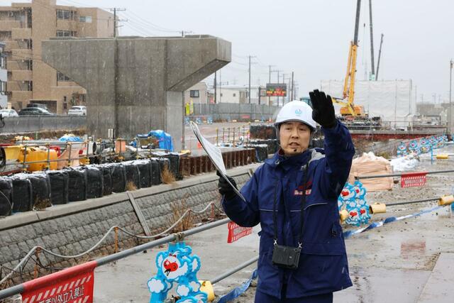 新潟国道事務所が栗ノ木バイパス工事の現場説明会 立体道路の橋脚整備が進む笹越橋交差点近くで説明する担当者=2025年1月30日、新潟市中央区本馬越2
