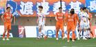 新潟-名古屋 後半に3失点して敗れ、試合終了直後に肩を落とす新潟の選手ら=デンカビッグスワン