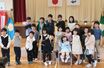 新入生や転入生が加わり、にぎやかな雰囲気で新年度を迎えた松ケ崎小中学校の子どもたち=4月8日、佐渡市多田