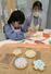 アイシングクッキーに挑戦する小学生＝妙高市朝日町１