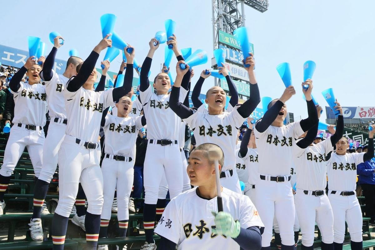 打の文理」が帰ってきた！15年ぶり甲子園勝利、スタンドで応援の生徒ら