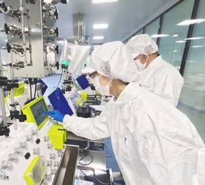 自動製造室で職員が作業している様子(京都大iPS細胞研究財団提供)