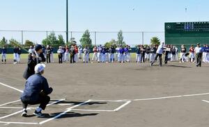 大会運営への感謝と熱戦を誓った新潟市早起き野球大会の開会式＝１０日、新潟市西区