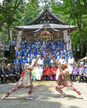 関山神社の火祭りで披露された仮山伏演武=7月13日、妙高市関山
