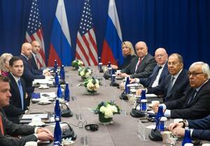 ルビオ米国務長官(左手前から2人目)とロシアのラブロフ外相(右手前から2人目)の会談=24日、ニューヨーク(ロシア外務省提供・ゲッティ=共同)