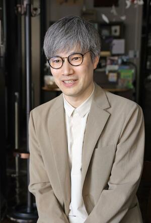 「町と議会の在り方は能登だけの問題ではなく、自分たちの町のこととして捉えてほしい」と話す五百旗頭幸男監督=新潟市中央区