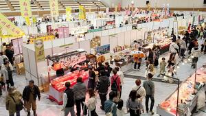 多くの人が訪れた「全国うまいもん横丁」=新発田市本町4