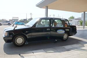 本格運行開始から1年が過ぎた田上町のデマンド型乗り合いタクシー「ゴマンド号」=加茂市青海町1