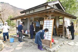 観桜会の抹茶の振る舞いを前に、銭淵公園の茶室を清掃する雪あねさの会の女将ら=南魚沼市坂戸