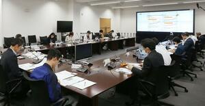職場での熱中症対策の義務化の周知などについて話し合った連絡会議=4日、県庁