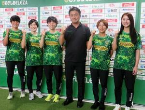 新体制を発表しポーズをとる日テレ東京Vの楠瀬新監督(右から3人目)ら=2日、東京都稲城市