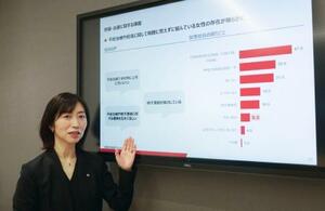 　不妊治療や卵子凍結を支援する取り組みについて紹介する野村ホールディングスの担当者＝１８日、東京都江東区