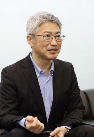 インタビューに応じる原和彦氏