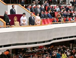 　大相撲初場所の観戦のため東京・両国国技館を訪問された天皇、皇后両陛下と愛子さま＝１８日午後